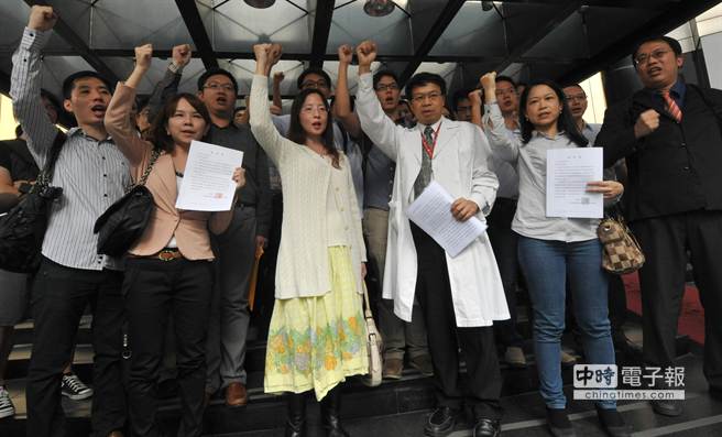 醫勞盟到全聯會遞交陳情書。（陳君瑋攝）