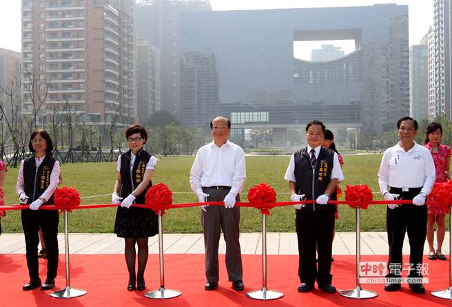 台中市政府及議會間的「市政公園及地下停車場」25日在台中市長胡志強（左三）、建設局長吳世瑋（右二）等貴賓剪綵後啟用，地下將提供899個汽車停車位以及400個機車停車位，地面上綠化公園，將解決停車問題並回饋綠地給市民。（黃國峰攝）