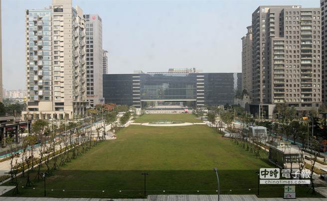 台中市政府及議會間的「市政公園及地下停車場」25日完工啟用，市政公園兩側種植櫻花，盛開時將會一路紅到國家歌劇院。（黃國峰攝）