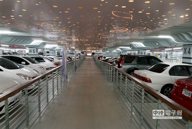 地下將提供899個汽車停車位以及400個機車停車位，更設置行人專用中央走道，美輪美奐。（黃國峰攝）