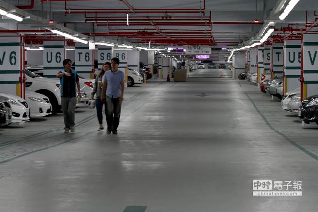 地下將提供899個汽車停車位以及400個機車停車位。（黃國峰攝）