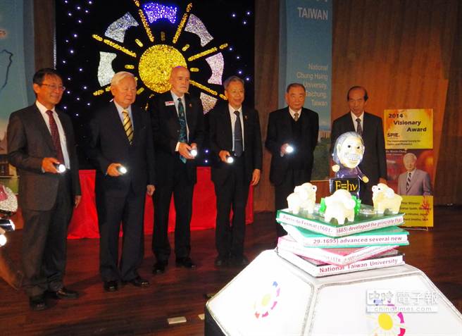2014年國際光電研討會今天在中興大學舉行，張忠謀（左二）等人均出席。（陳界良攝）