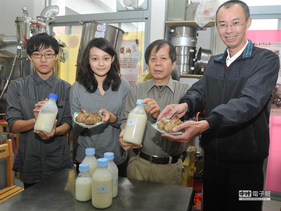 金大新研發的「黑蒜頭發酵乳」，估計提高生大蒜價格10倍以上。（李金生攝）