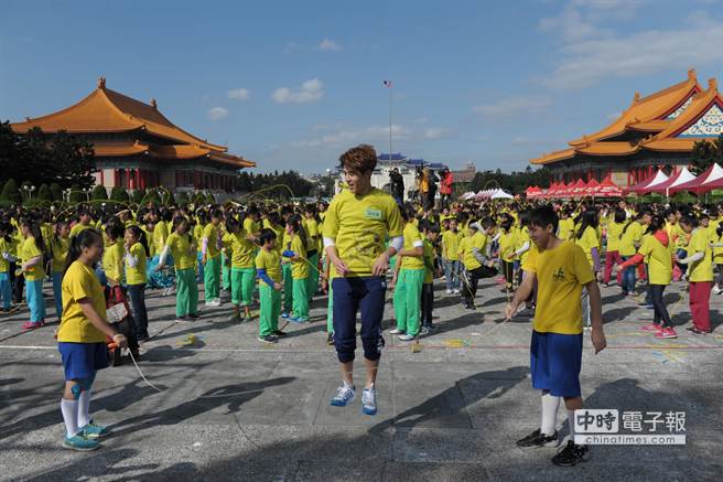 胡宇威带领现场3000位亲子，挑战3人团体跳绳连续60秒的纪录。（董氏基金会提供）