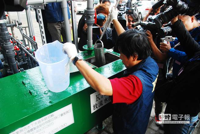 高市環保局今天再度稽查日月光K7廠，稽查人員採水樣化驗。（林宏聰攝）