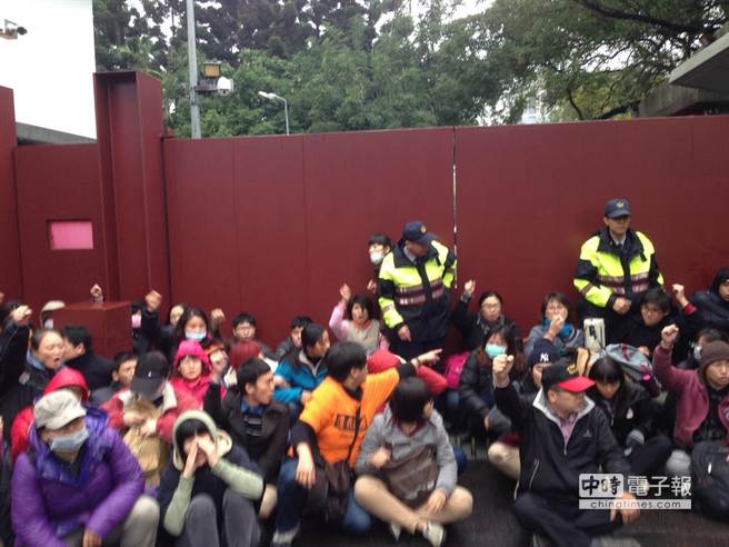 國道收費員下午１時改突襲總統官邸，趁警力不足強占總統官邸前靜坐抗議。（洪欣慈攝）