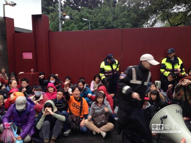 國道收費員突襲總統官邸，250多人席地靜坐抗議。（洪欣慈攝）