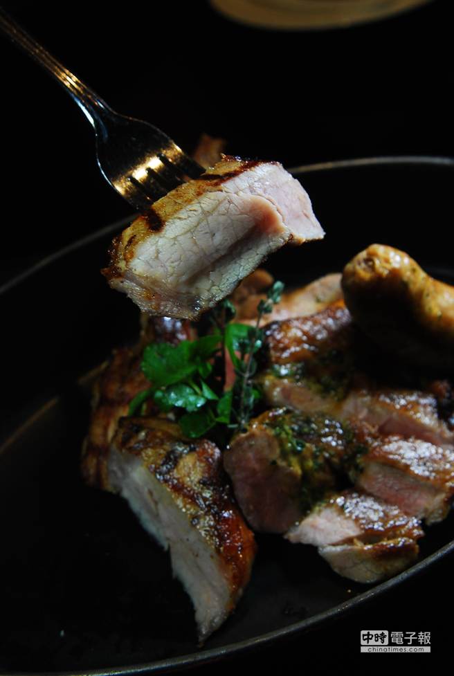 維多麗亞酒店168 PRIME牛排館，這季新菜也有主廚用伊比利豬先煎後爐烤的佳餚。(姚舜攝)