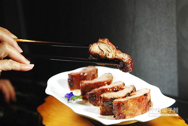 澳門譽瓏軒餐廳的主廚譚國鋒，用伊比利豬肉作〈叉燒肉〉，創造極致風味與口感。(姚舜攝)
