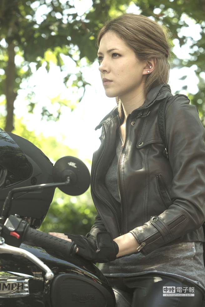 許瑋甯一身皮衣勁裝騎重機。（公視提供）