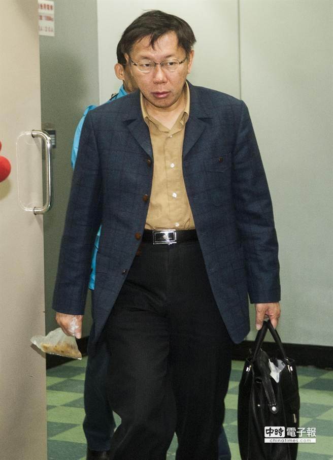 台北市長柯文哲15日上午，如常拎著早餐在7：30走進辦公室，準備與市府主管開會。（鄭任南攝）