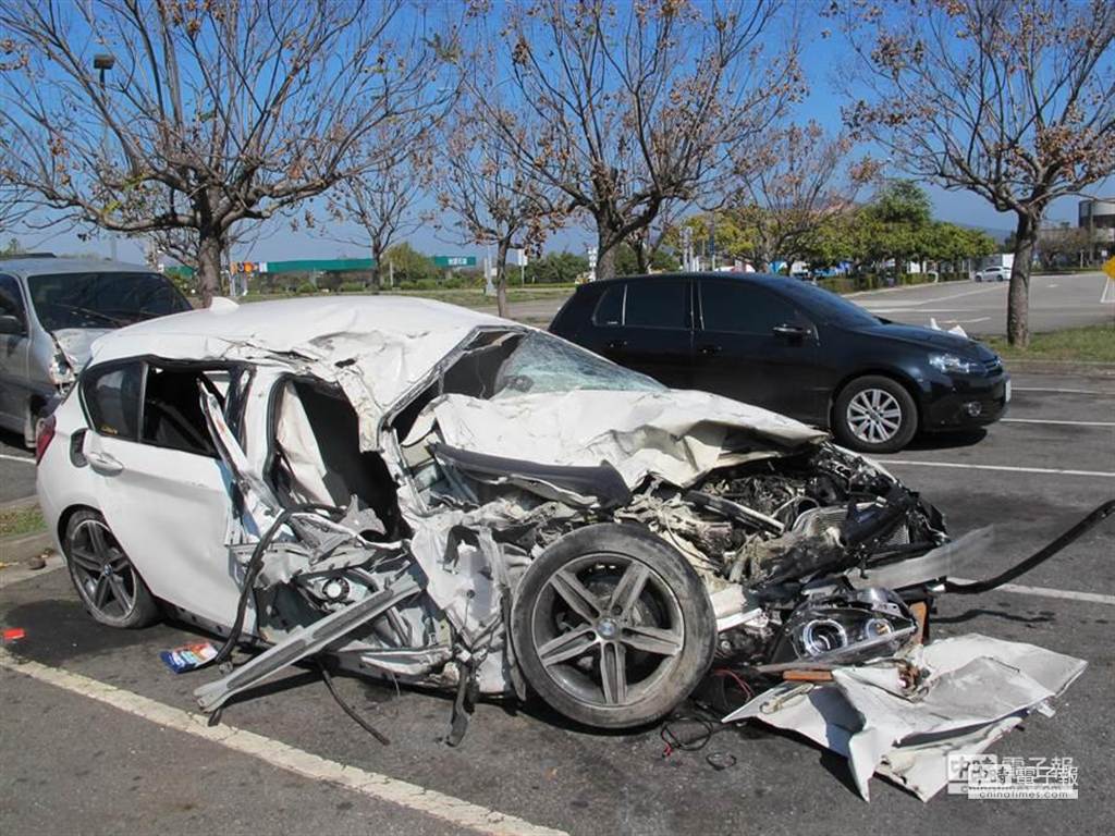 國道4號凌晨車禍bmw撞爛2人慘死 社會 中時