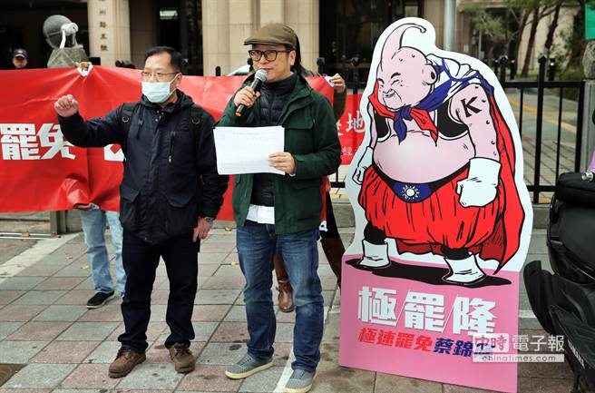 台中在地罷免團隊「全面罷免」17日在中選會外舉行記者會。（姚志平攝）