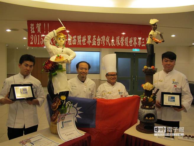 高雄餐旅大學烘焙系顏志全（左）與弘光科大餐旅系林鴻恩（右），參加世界級青年西點大賽，總成績拿下第三名！指導老師王先正（左二）吳朝福（右二）。（趙麗妍攝）
