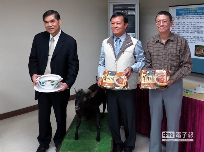 農委會畜產試驗所長黃英豪（左一），今天展示台灣黑山羊製作的各種冬令補品。（黃文博攝）