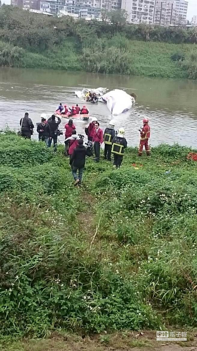 復興客機今天上午墜落在北市南湖大橋旁水面上。（林金池翻攝）