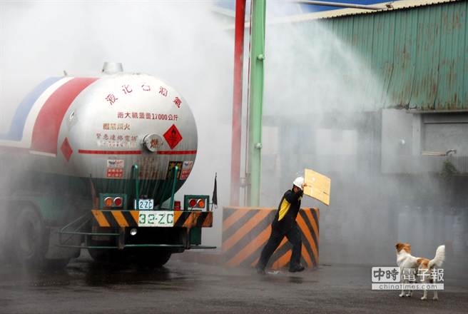 高市劳工局突检小港区乾惠瓦斯分装场，测试储车输送区的消防设备。（吴江泉摄）