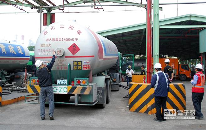 高市劳工局突检小港区乾惠瓦斯分装场，检查瓦斯槽车安全。（吴江泉摄）