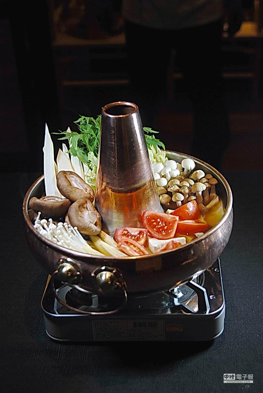 〈高檔善化溫體牛火鍋〉是以銅鍋盛裝，內容非常豐富。(圖／姚舜攝)