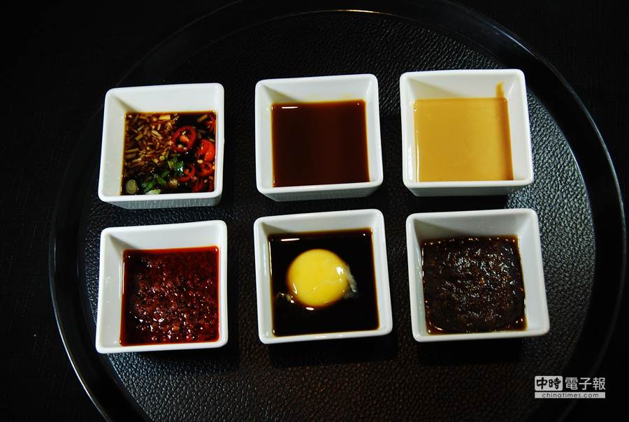 為提供多元食趣，台南晶英酒店提供6種沾醬讓食客享受台灣牛火鍋。(圖／姚舜攝)