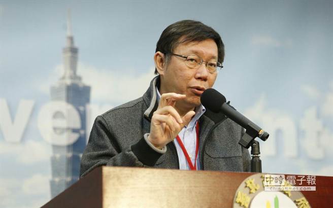 柯文哲提及市府員工加班補助費用時，表示考慮往後以工作績效為標準。(陳振堂攝)