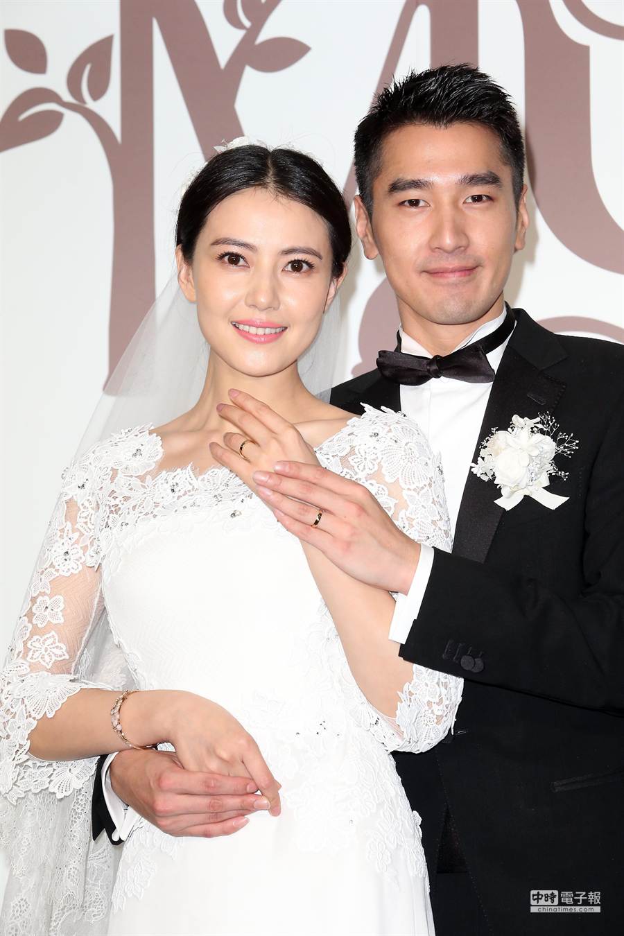 昆 凌 再 戴 千 万 珠 宝 钻 光 闪 闪 