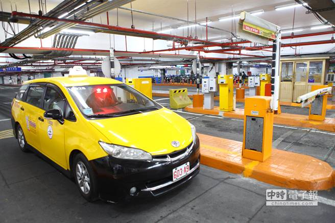 計程車司機有福了！即刻起可享有北市公有停車場1小時免費停車優惠。（張立勳攝）
