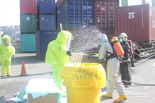 環保署毒物應變隊進場勘查後處理身上殘留液體。（張謙俊攝）