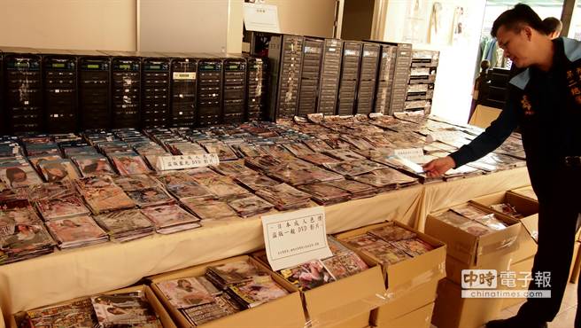 警方起獲10萬片日本色情光碟，侵權市值逾8000萬元。(曹明正攝)
