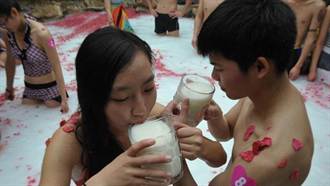 廣東情侶泡牛奶浴 喝交杯奶