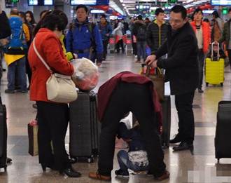 北京車站兒童隨地小便 清潔員：很常見