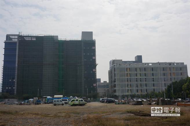 加工處楠梓二園區除了李長榮化工的研發中心大樓(右邊建物)已啟用，圖片左邊的建物為正在趕工的日月光K23研發大樓。(顏瑞田攝)