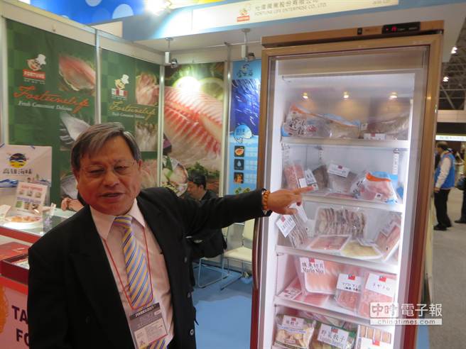 台灣區冷凍水產工業同業公會理事長蔡俊雄3日在千葉縣幕張國際展覽館舉辦的「2015東京國際食品展」，「台灣館」會場介紹生態養殖的台灣鯛。
