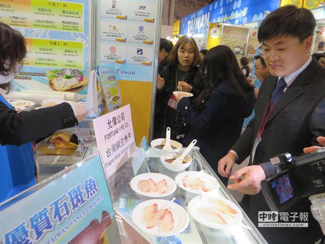 「2015東京國際食品展」3日至6日在千葉縣幕張國際展覽館舉辦，「台灣館」會場舉辦台灣鯛生魚片和穿燙石斑魚等試吃活動大受歡迎。