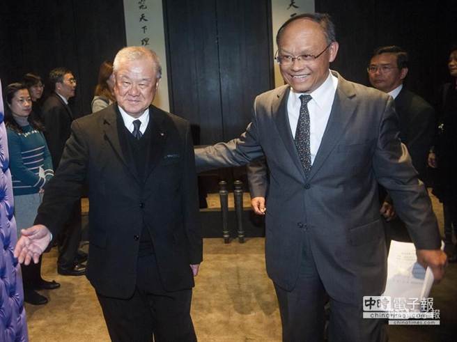 經濟部長鄧振中（右）4日出席工商協進會理監事聯席會議，在理事長林伯豐（左）陪同下走進會場。（鄭任南攝）