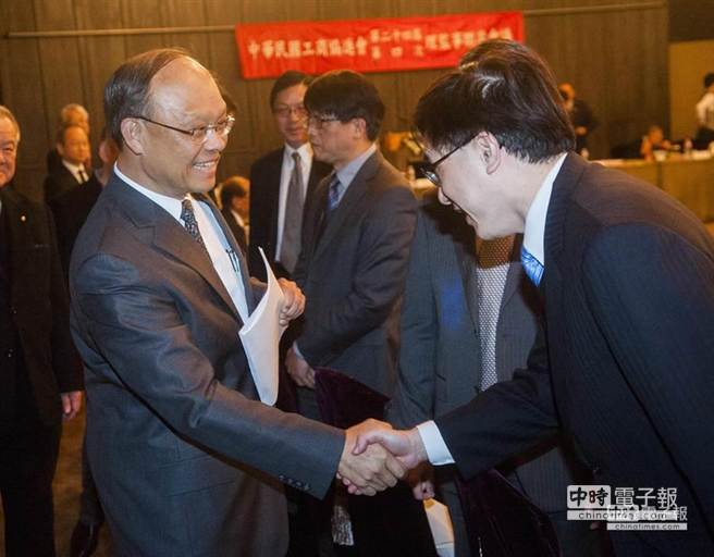 經濟部長鄧振中（左）4日出席工商協進會理監事聯席會議，與在場的來賓握手致意。（鄭任南攝）