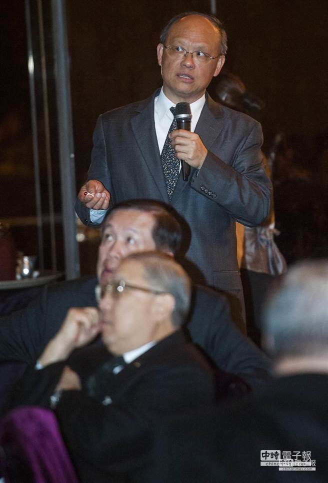 經濟部長鄧振中（後）4日出席工商協進會理監事聯席會議，會中上台說明政府各項經濟政策。（鄭任南攝）