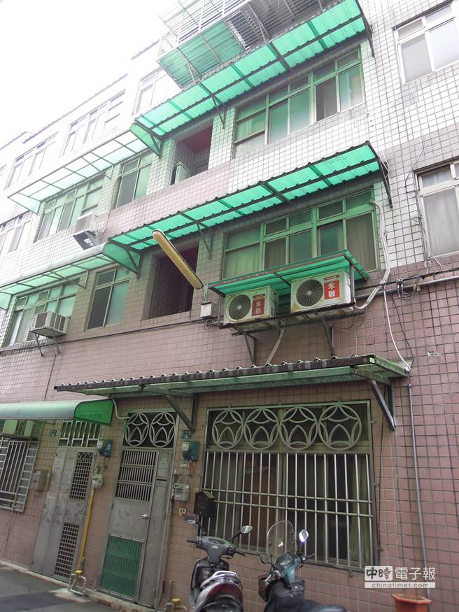 黄仲佑与竺姓学妹都热爱夹娃娃，犯下奸杀罪后，苗栗老家大门深锁。(中时资料照)