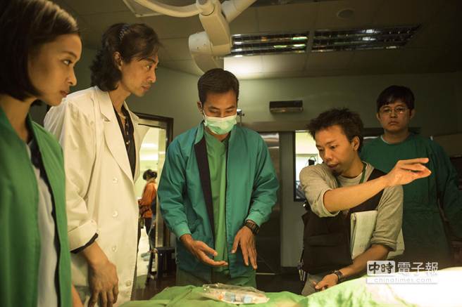 《白色巨塔》作者侯文詠，過去也是麻醉醫師，他看《麻醉風暴》後，認為除了手術與麻醉的細節不失真，劇情更貼近醫療體系崩壞的現況。(公視提供)