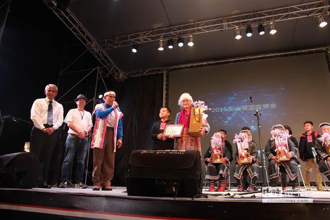 玉山星空音樂會，羅娜國小校長馬彼得（左），感謝蘇秋（右）為布農族留下珍貴紀錄。（廖志晃攝）