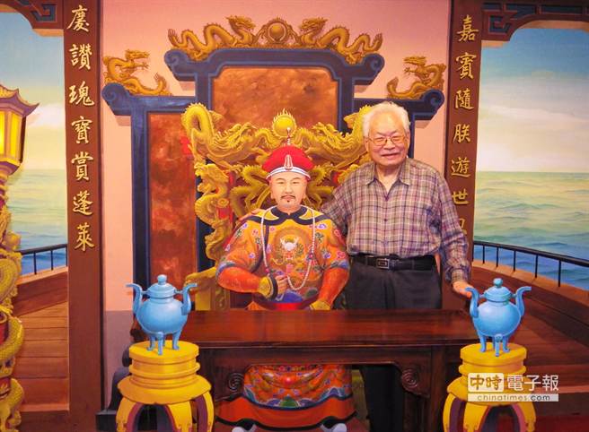 戲台布景彩繪師侯壽峰，站在他所繪製的戲台布景內，人與布景融為一體。（陳界良攝）