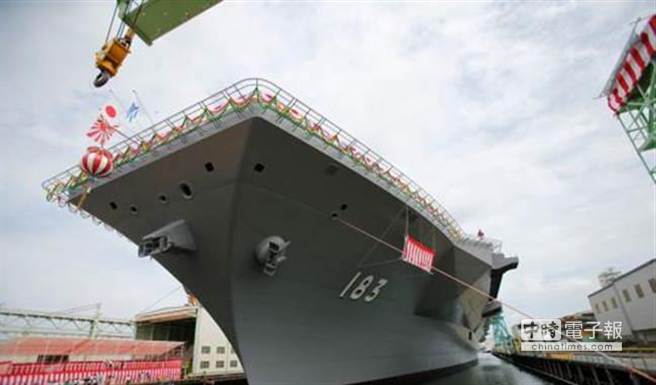 日本自衛隊最大的驅逐艦「出雲」號已經開始服役。（中新社）