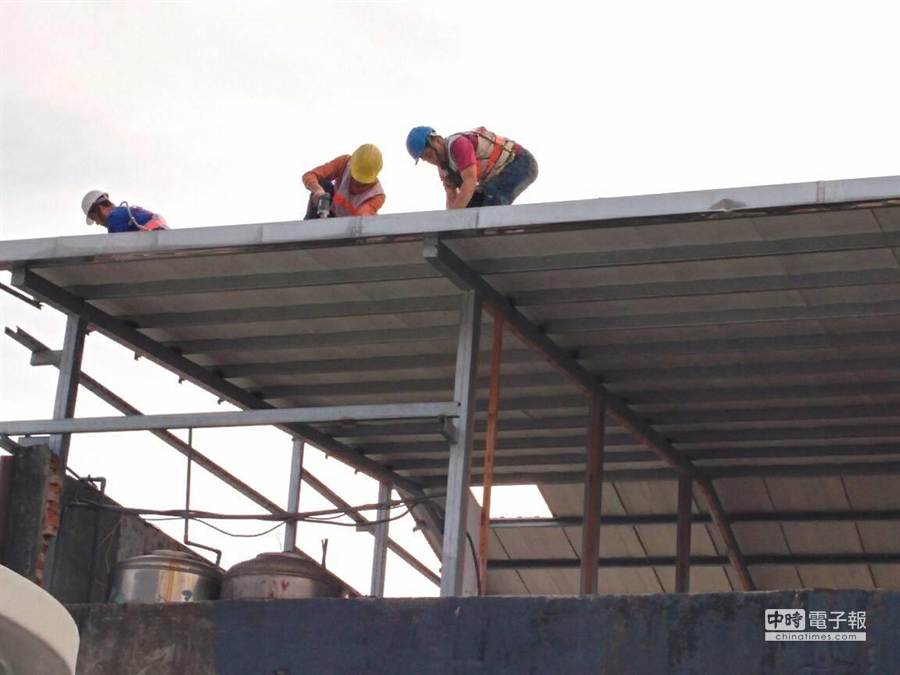 拆除隊動手拆除惡房東張淑晶3樓頂樓遮雨棚違建。(謝幸恩攝)