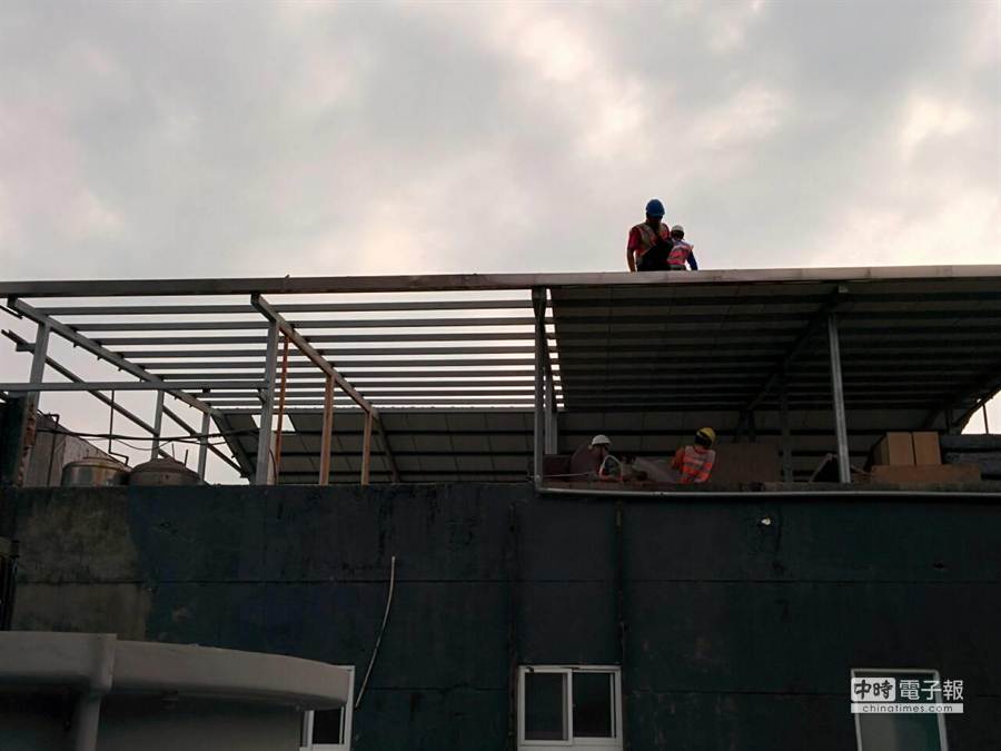 惡房東張淑晶3樓頂樓遮雨棚違建今全數拆光。(謝幸恩攝)