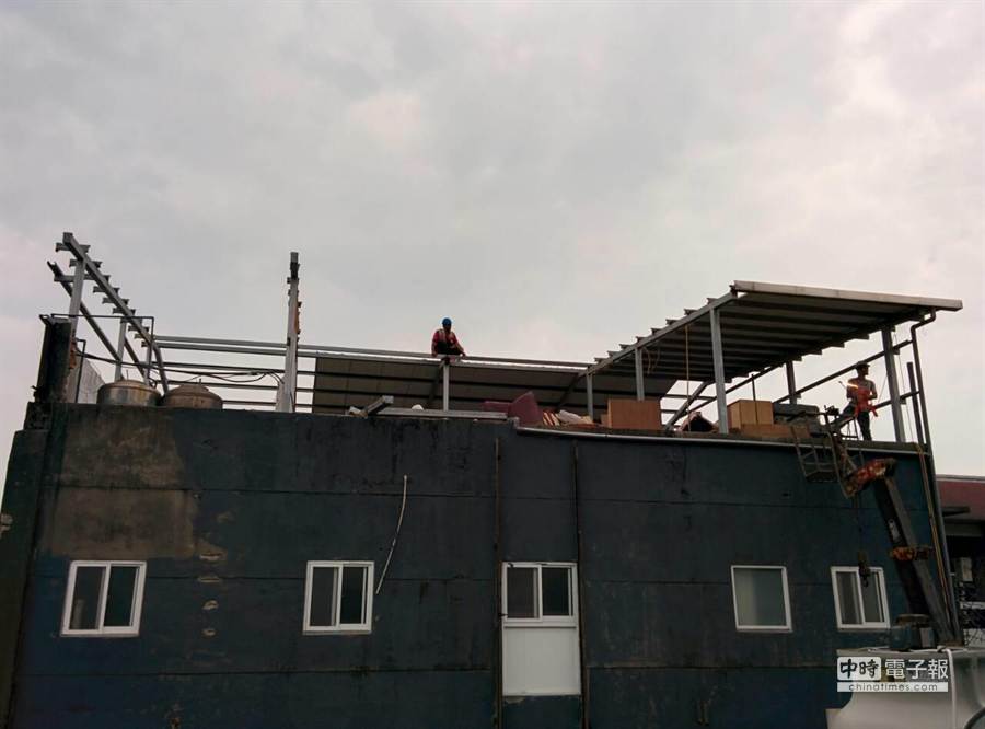 惡房東張淑晶3樓頂樓遮雨棚違建今全數拆光。(謝幸恩攝)