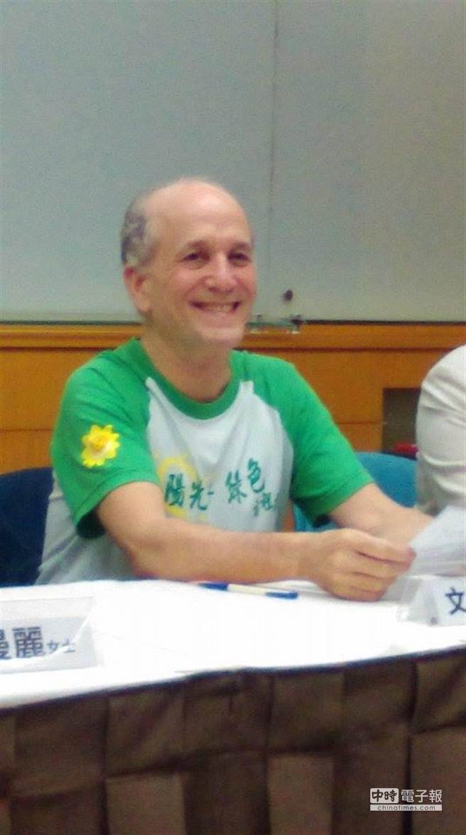 美裔台灣人、台灣蠻野協會理事長文魯彬今天宣布將爭取綠黨提名，參選北市士林、北投選區立委。（許瀚分攝）