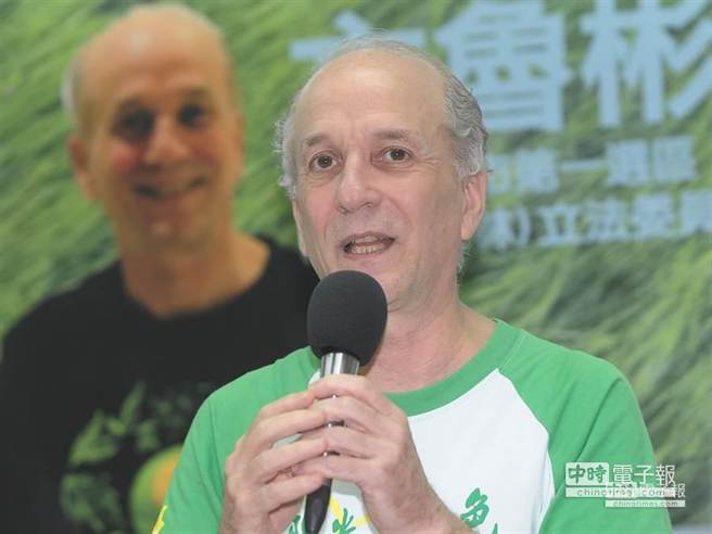 知名環保運動參與者文魯彬31日宣布要爭取綠黨提名參選立法委員，他強調要用行動告訴愛台灣的人，不要掠奪土地取得利益。（季志翔攝）