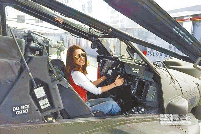 陸軍航空特戰指揮部勞乃成中校帶藝人李蒨蓉到修護廠房，參觀AH-64E阿帕契直升機。（摘自李蒨蓉臉書）