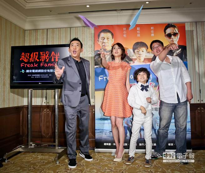 屈中恆(左起)、柯佳嬿、駱炫銘、導演賴孟傑一同射出紙飛機。(羅永銘攝)