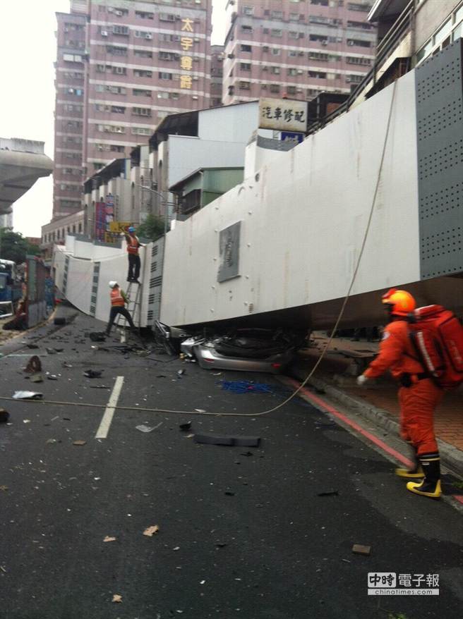 台中市捷運綠線鋼梁摔落，壓毀多輛人車。（圖：消防局提供）